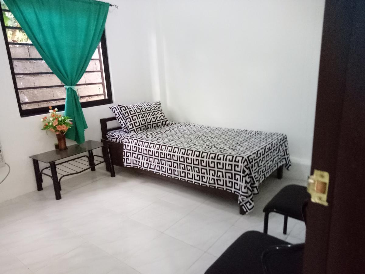 JMP Hostel Coron Buitenkant foto